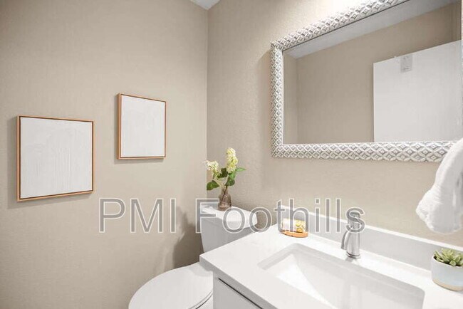 Building Photo - 206 S Holman Way