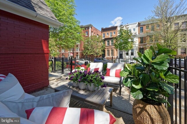 Building Photo - 1015 D St NE