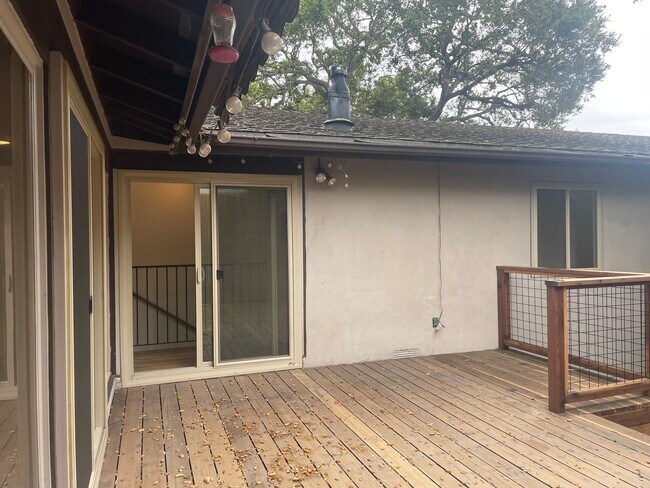 Building Photo - Upper East/Mission Area 3 Bedroom Home - Available Mid-August