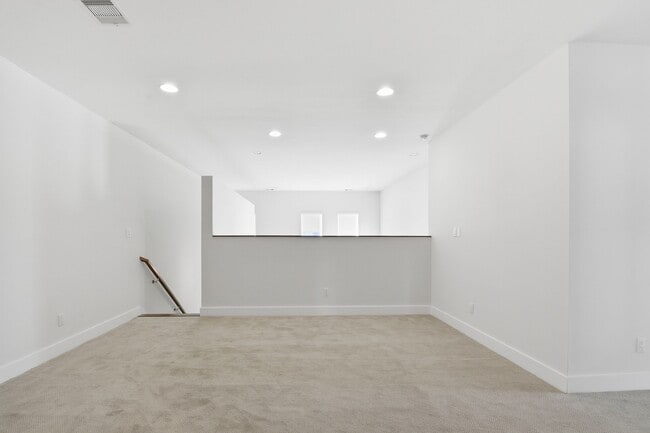 Building Photo - 5519 Paraiso Pl