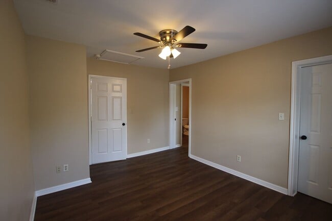 Building Photo - Remodeled 2 bedroom 1 bath rental in West ...