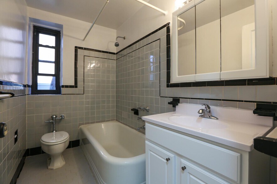 Building Photo - 150 E Hartsdale Ave