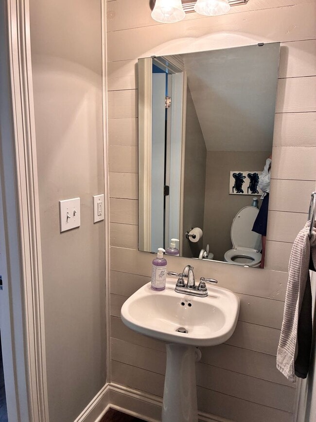 Building Photo - 4 bed 4.5 bath unit in West End neighborhood!