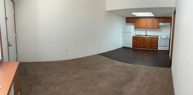 Building Photo - Great Location! Great Price! Call for Specials!