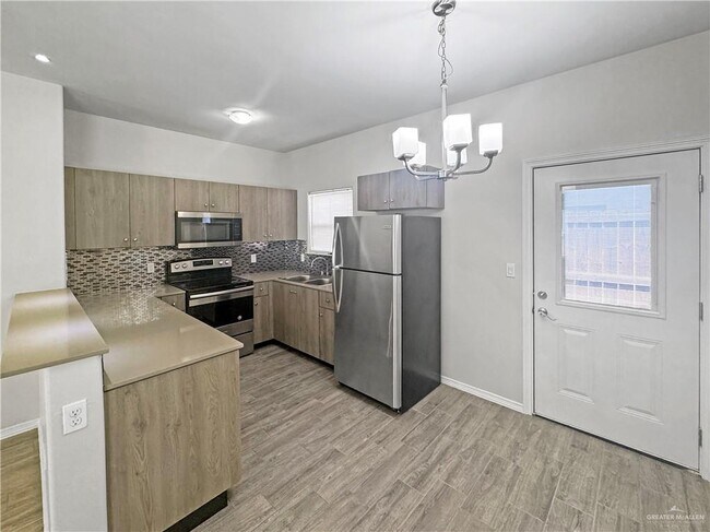 Building Photo - 8 Carlisle Ave