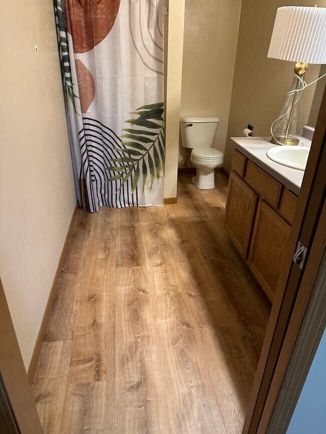 Building Photo - 104 E River Dr