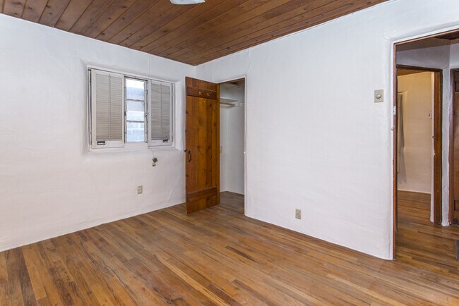 Building Photo - NE 2 Bedroom 1 1/2 Bath