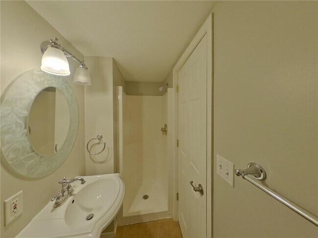 Building Photo - 15012 Viewcrest Ln