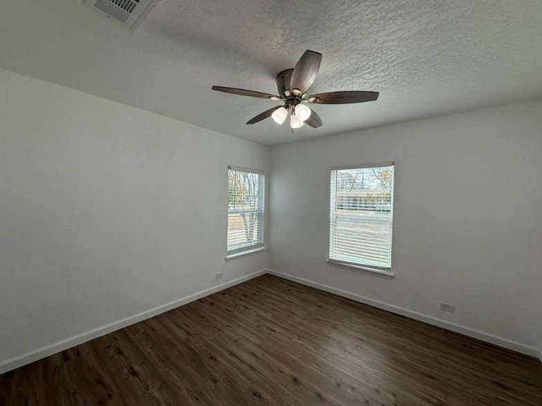 Building Photo - 215 Laurelwood Dr