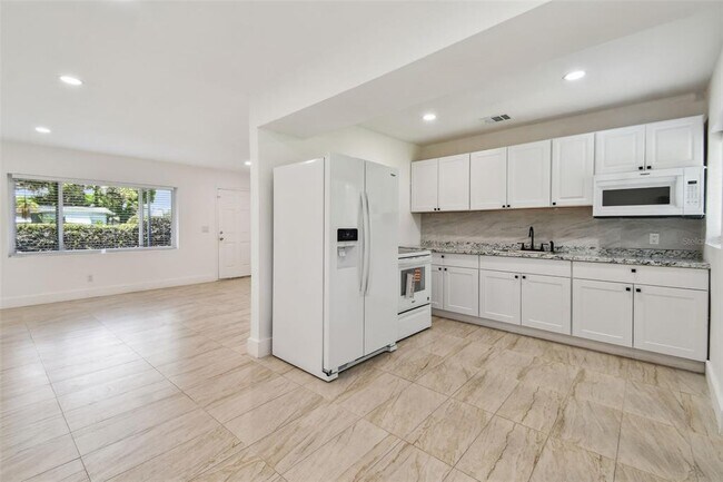 Building Photo - 910 43rd St W
