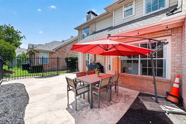 Building Photo - 1015 Enclave Square S