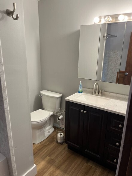 Full bathroom - 658 Central Ave