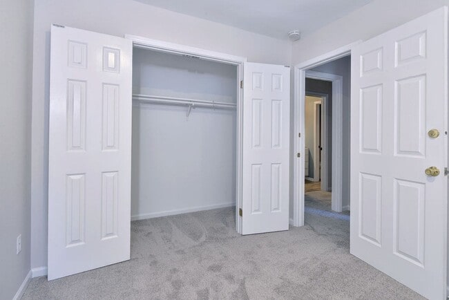Building Photo - Spacious End-Unit Townhome