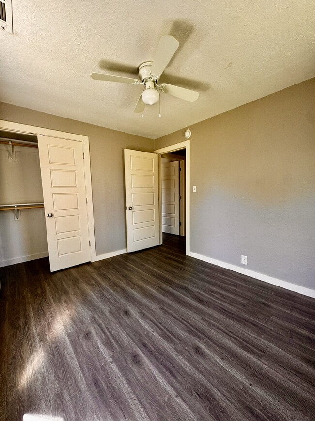 Building Photo - 803 E Greenfield St