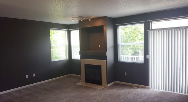 Building Photo - 3br/2.5ba Townhome with 2-car garage and b...