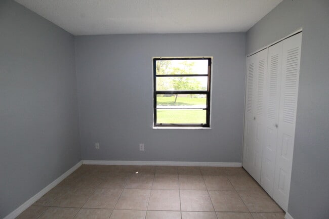 Building Photo - 2058 SE West Dunbrooke Cir