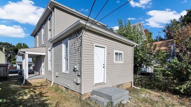 Building Photo - 130 Chicago Ave