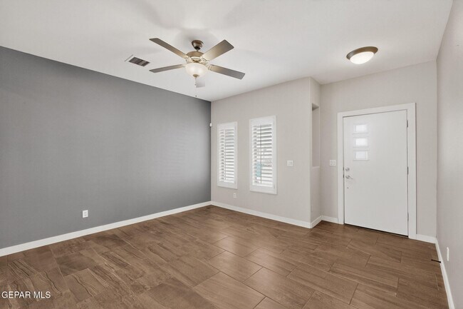 Building Photo - 320 S Manzanita Dr