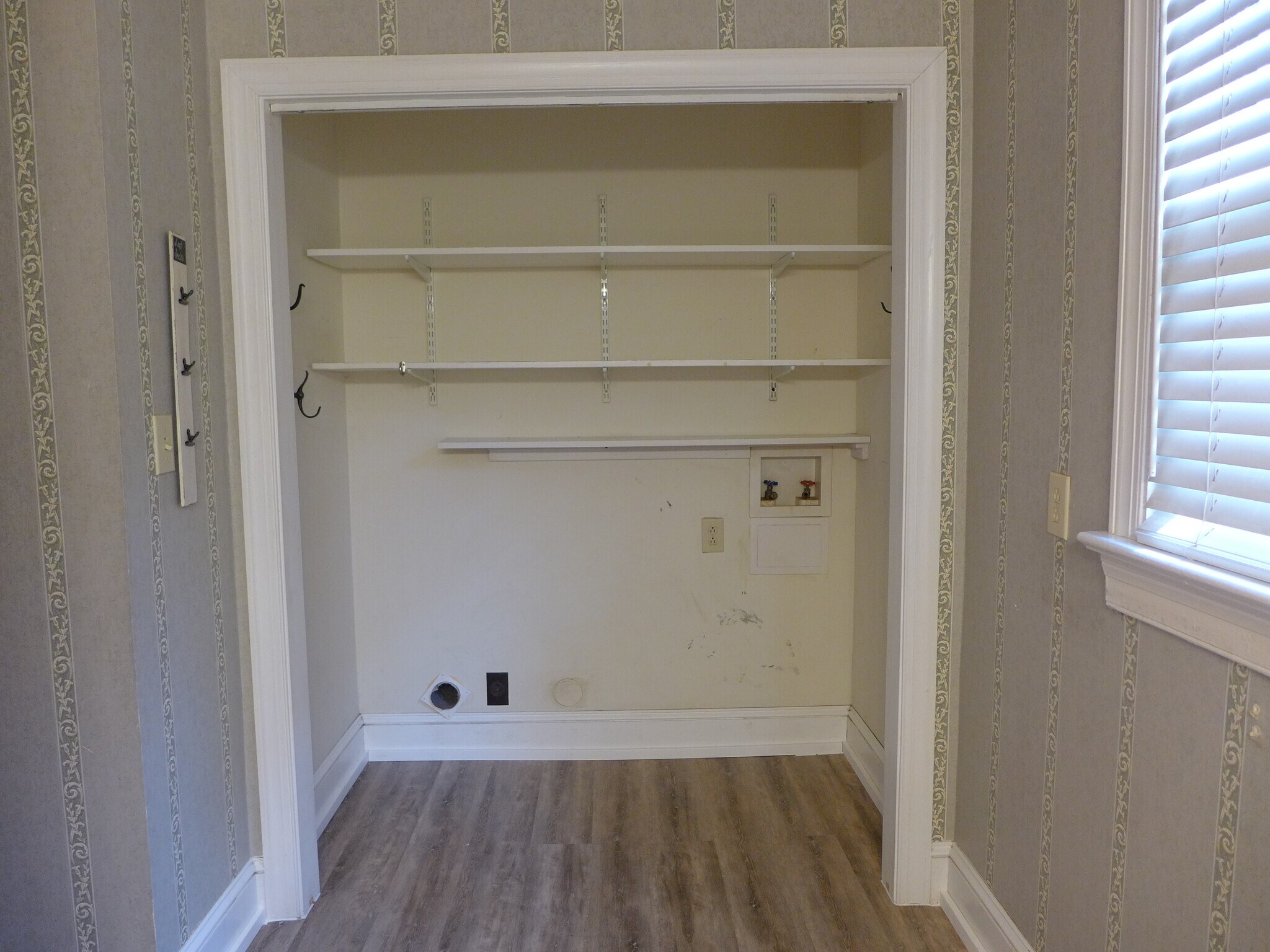 Building Photo - 1103 E Mulberry St