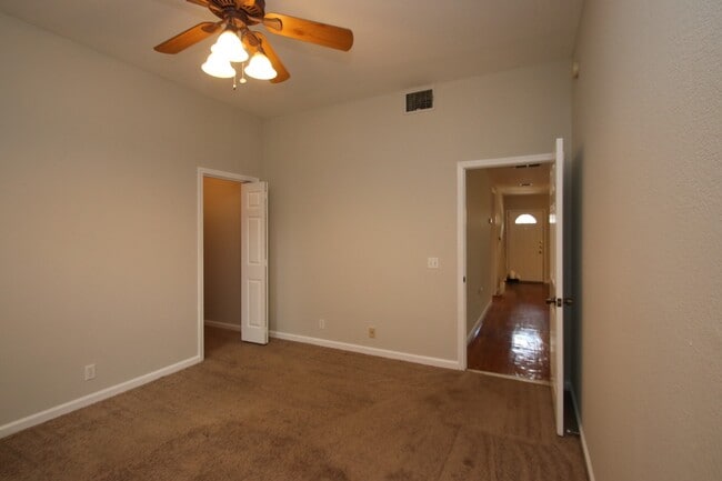 Building Photo - Great Three Bedroom House in Hyde Park Are...
