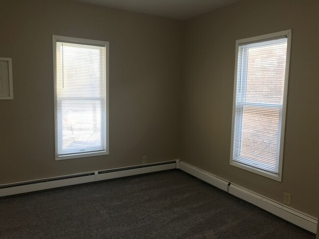 Building Photo - 812 E 7th St