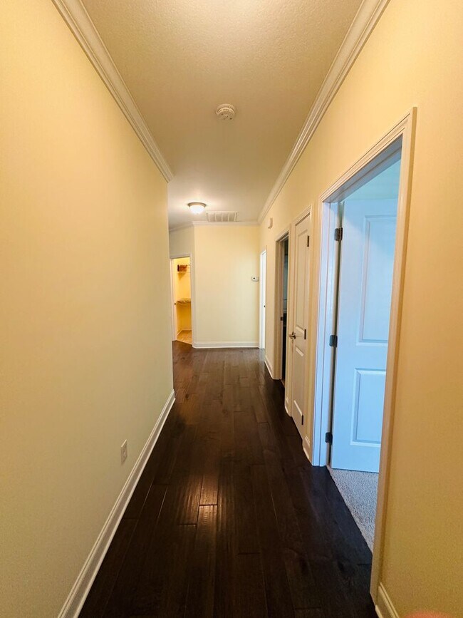 Building Photo - Sun-Drenched Corner Lot Condo – 2 Bedrooms + Office Near Middlebrook Pike