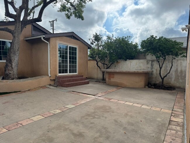 Building Photo - BEAUTIFUL TWO BEDROOM/ONE BATH HOME!