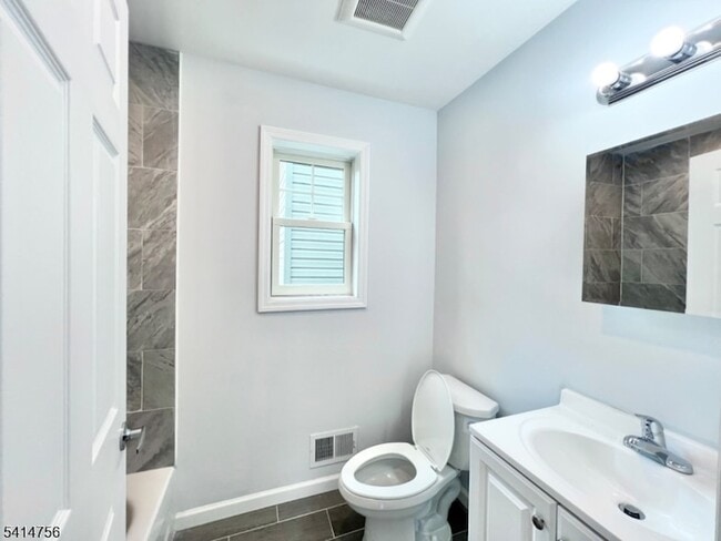 Building Photo - 40 Read St