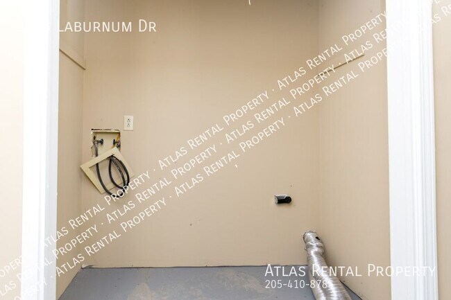 Building Photo - 2673 Laburnum Dr