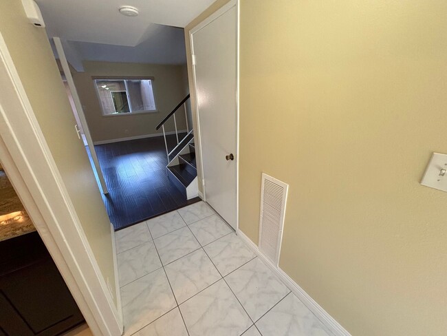 Building Photo - Clean and upgraded 3 bedroom townhouse available in Fountain Valley