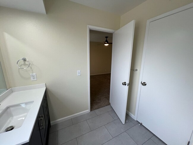 Building Photo - Updated 2 bedroom condo located in a gated...