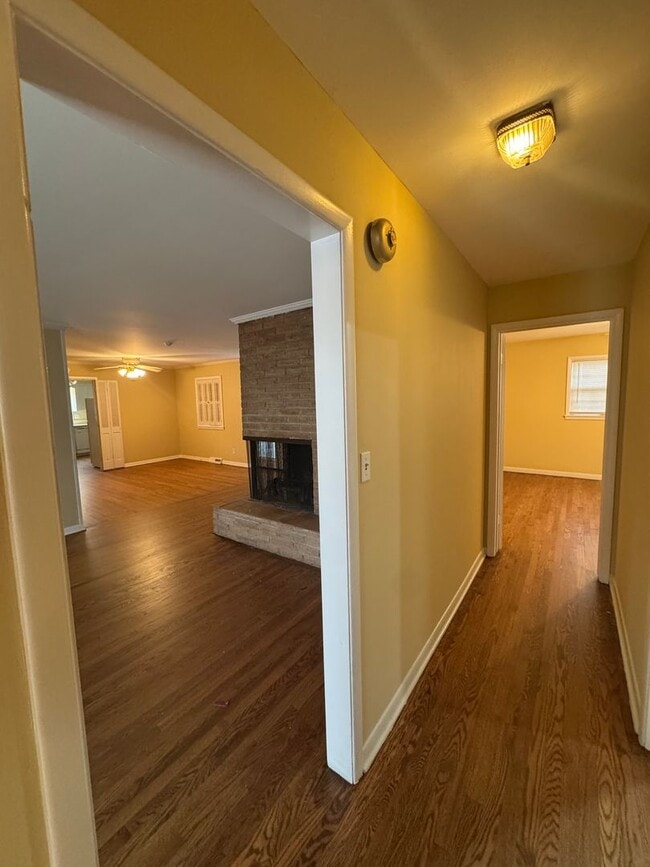 Building Photo - Spacious 1/2 Duplex in Great Waldo Area