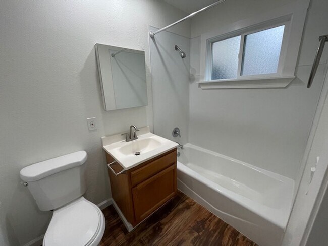 Building Photo - Spacious Studio, Centrally located, exclus...