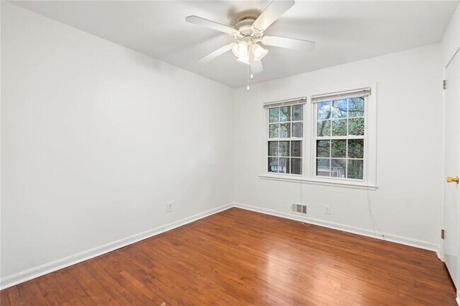 Building Photo - 2630 Warwick Cir NE