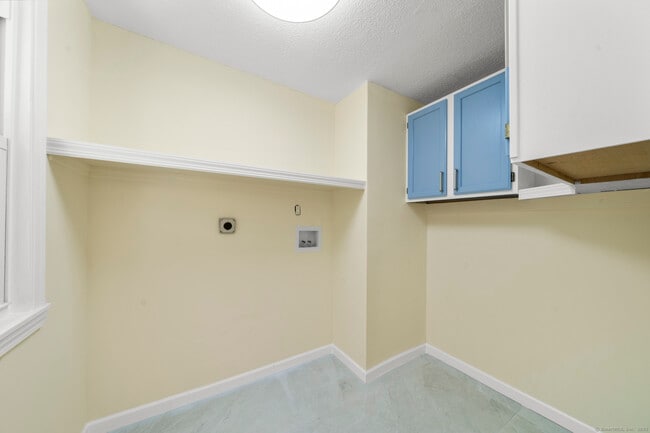 Building Photo - 20 Rosina Rd