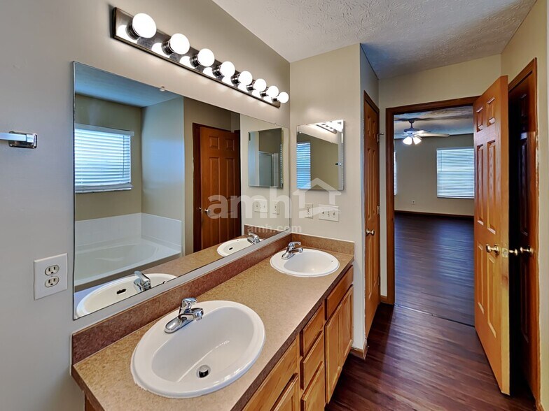 Building Photo - 5734 Cedar Lawn Dr