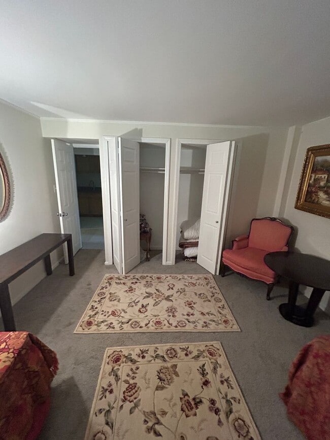 Building Photo - Fully furnished 1 + 1 basement unit / sep ...