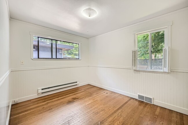Building Photo - Ideally Located 3 Bed 2 Bath Lake Forest P...