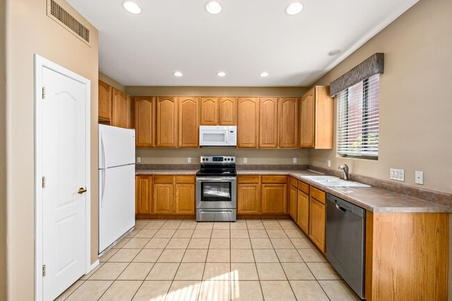 Building Photo - Paseo Estrella Gem at the base of Tucson icon A mountain! Minutes away from DownTown Tucson!