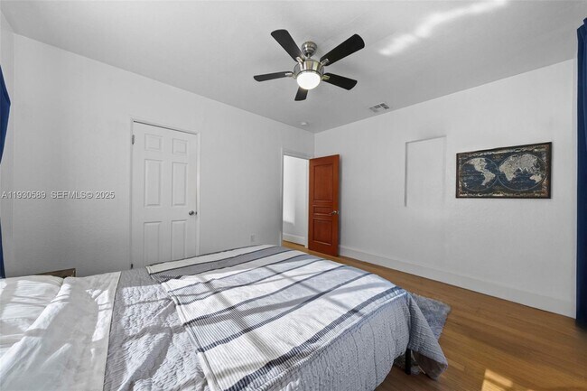 Building Photo - 555 NE 73rd St