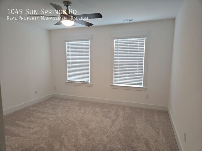 Building Photo - 1049 Sun Spgs Rd