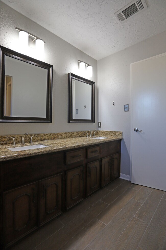 Building Photo - 12870 Westella Dr