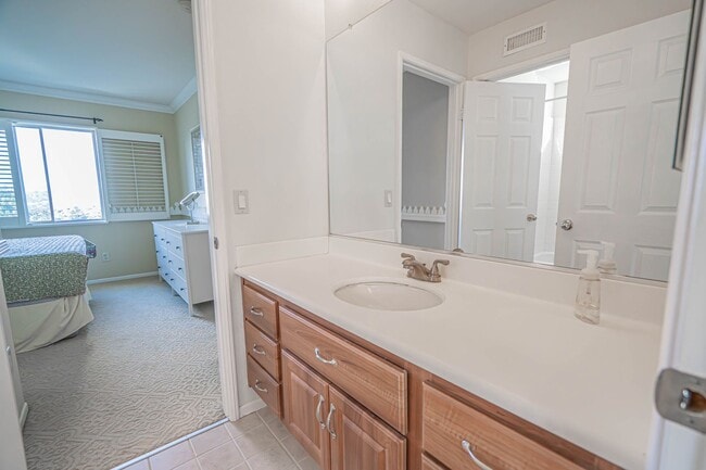 Building Photo - Stunning 4-Bedroom Home with Downstairs Bed/Bath, Views, and Remodeled Kitchen!