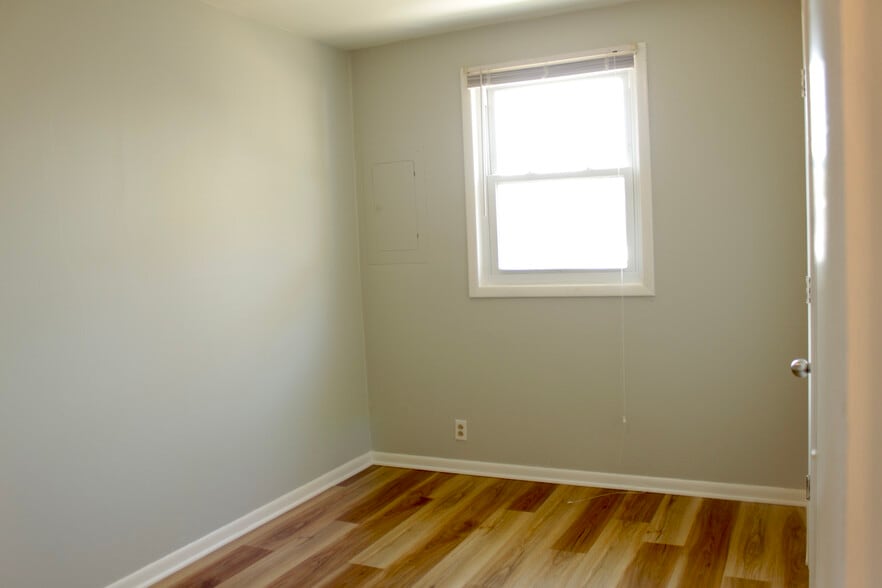 Back Bedroom - 1401 22nd Ave N