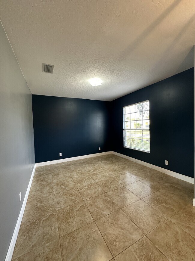 Building Photo - Spacious 4-Bedroom Home in Melbourne, FL w...