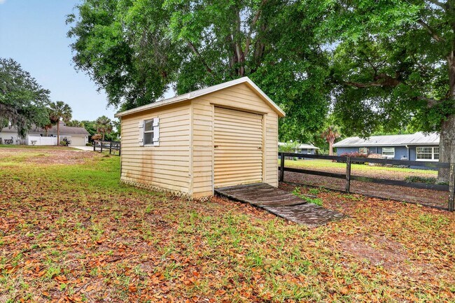 Building Photo - Available Now! Move-In Ready 3BR Home with Florida Room & Shed