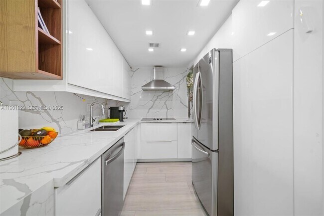 Building Photo - 20301 W Country Club Dr