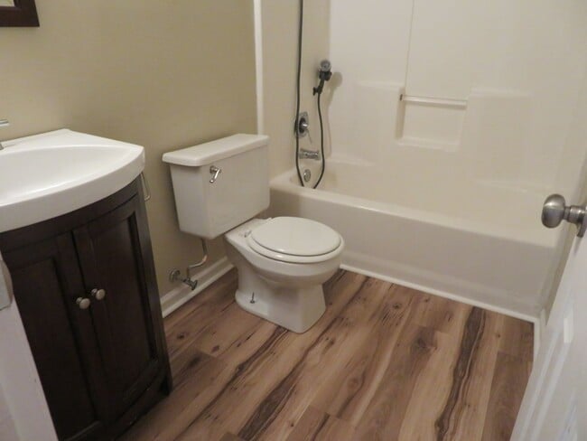 Building Photo - 2 BR 2 BA Duplex