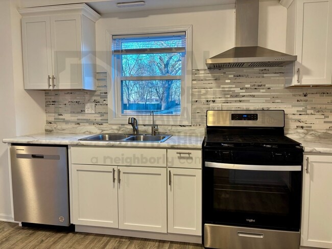 Building Photo - 4Bed/2Bath/1-Acre - A Private Oasis and a Touch of Luxury