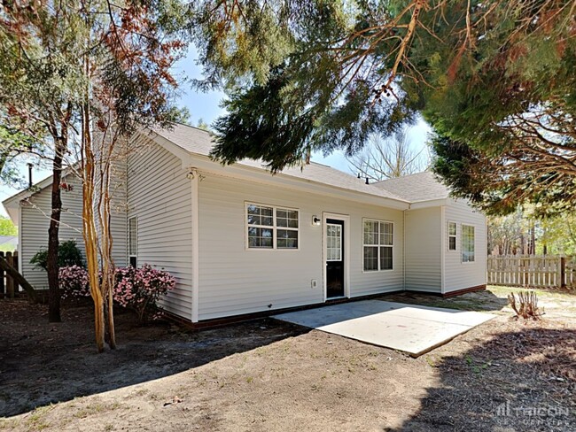 Building Photo - 101 Royal Crest Dr